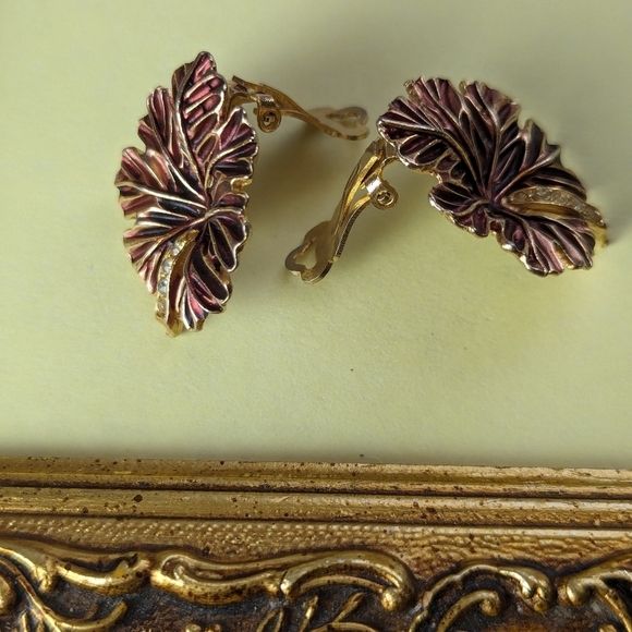 ♥️ Vintage Flower Leaf Floral design red enamel and rhinestone clip on Earrin… - Picture 5 of 7